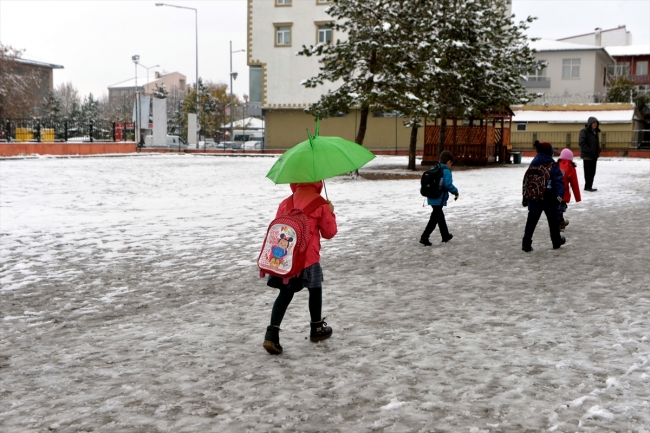 Ardahan kent merkezine mevsimin ilk karı yağdı